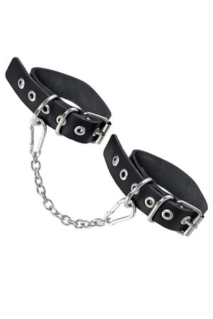 Черные оковы из одного ремешка с люверсами